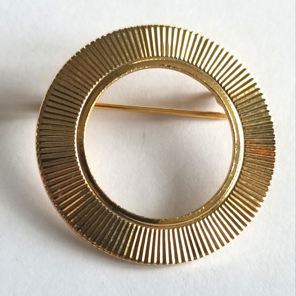 Vintage open circle brooch gold tone pin